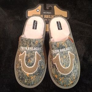 New Men's True Religion Camo Slippers Sherpa Logo Embroidered Spell Out Sz 9-10